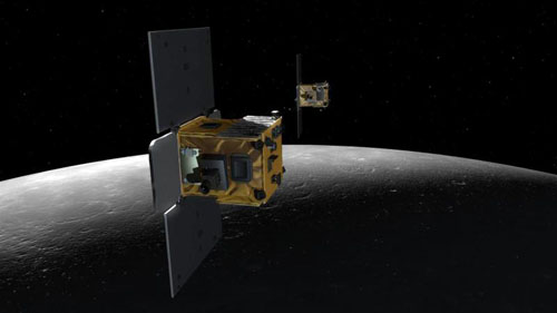 با روشن شدن موتورهای هر دو کاوشگر مأموریت GRAIL ناسا برای اصلاح مدار در روز ۱۴ دسامبر (۲۴ آذر)، این دو کاوشگر برای سقوط روی سطح ماه آماده شدند