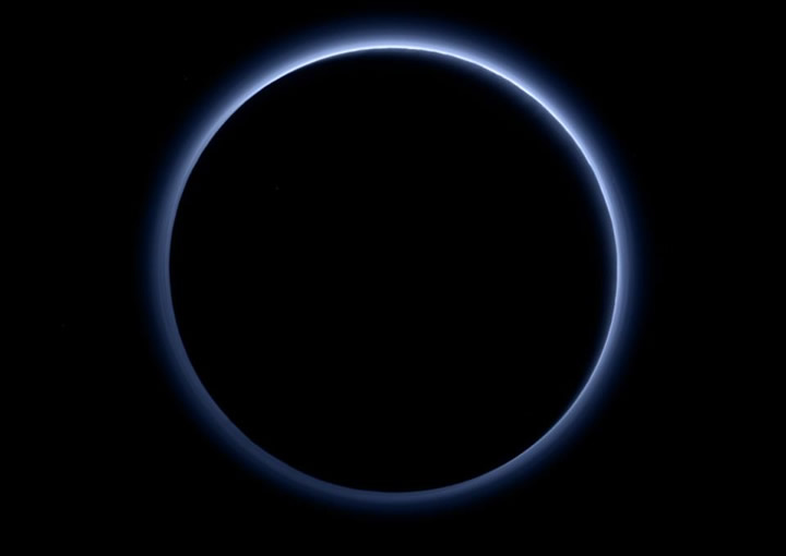 نخستین تصاویر رنگی از رنگ جو پلوتو که توسط فضاپیمای نیوهورایزنز ناسا ثبت شده‌اند، حاکی از آن هستند که آسمان این سیاره، آبی رنگ است.
