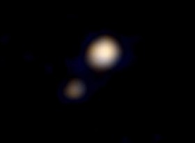 در تازه‌ترین تصویر فضاپیمای نیوهورایزنز ناسا که در حال سفر به سوی سیاره کوتوله منظومه شمسی است، «پلوتو» و بزرگترین قمر آن، «شارون» به شکل رنگی به نمایش درآمده‌اند.
