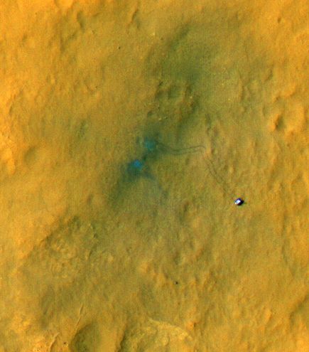مدارگرد شناسایی مریخ، ام.آر.او در تازه‌ترین تصویر ارسالی از مریخ، جزئیات جالبی از محل فرود و جابجایی این مریخ‌نورد را ثبت کرده است. این تصاویر که با رنگ کاذب رنگ‎آمیزی شده‌اند و به همین دلیل اندکی عجیب به نظر می‎رسند.