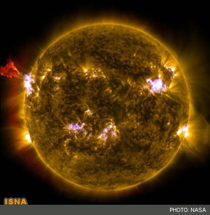 ناسا تصویر جدیدی از یک تازیانه عظیم خورشیدی را در سطح خورشید نمایش داده که در پی انفجار جرقه خورشیدی ثبت شده است.
