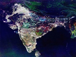 کشور هند علی‌رغم درآمد سرانه بسیار پایین خود، جزو کشورهای پیشرفته در فناوری فضایی محسوب می‌شود، با این حال فقط ۲ درصد بودجه فضایی این کشور صرف امور نمایشی می‌شود.
