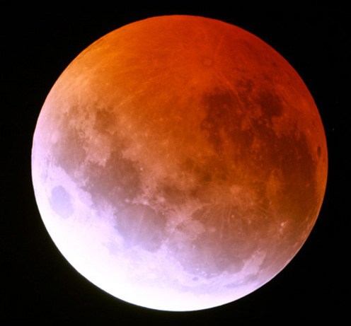 ماه گرفتگی یا خسوف زمانی رخ می دهد که زمین با قرار گرفتن میان  ماه و خورشید  مانع رسیدن نور خورشید به ماه  میشود . هنگامی که ماه از درون سایه ی زمین عبور کند