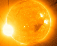 دانشمندان دانشگاه‌های رایس و گلاسکو نظریه جدیدی را برای اسرار تاج خورشیدی ارائه کرده‌اند.