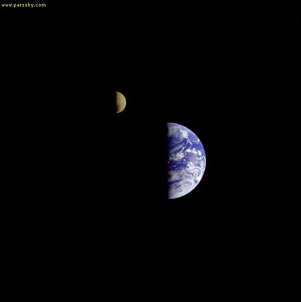 تصویری که مشاهده می کنید ، ماه و زمین را نشان می دهد که در 18 سپتامبر سال  1977 و در فاصله ی 7.25 میلیون مایلی زمین توسط فضاپیمای ویجر 1 ثبت شد.
