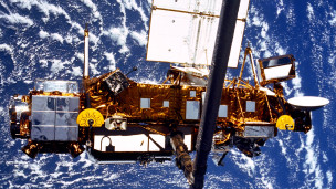 ناسا، سازمان فضایی آمریکا، می گوید که ماهواره شش تنی UARS این سازمان، در ساعات اولیه روز شنبه در فراز اقیانوس آرام، وارد جو کره زمین شد.