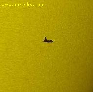 شاتل فضایی آتلانتیس مانند یک لکه خورشیدی در این تصویر نمایان شده است.