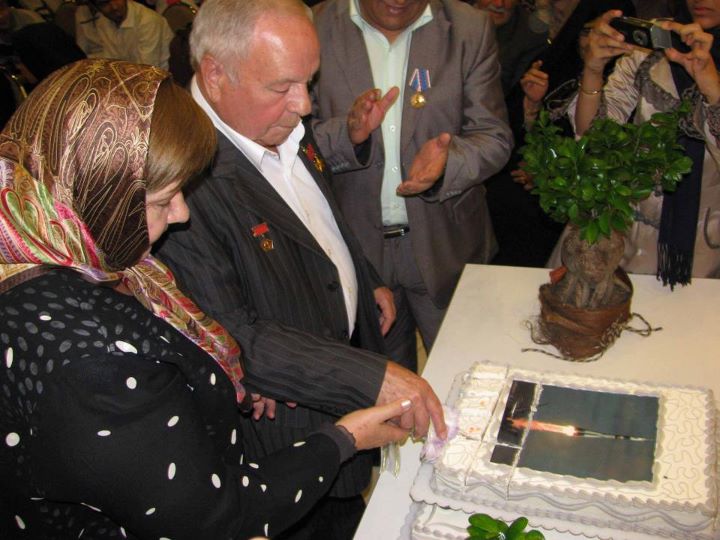 جشن چهل و دومين سالگرد نخستين پرواز دكتر ويكتور گارباتكو، فضانورد برجسته روسي و عضو نخستين گروه فضانوردان شوروري سابق در اصفهان برگزار شد.