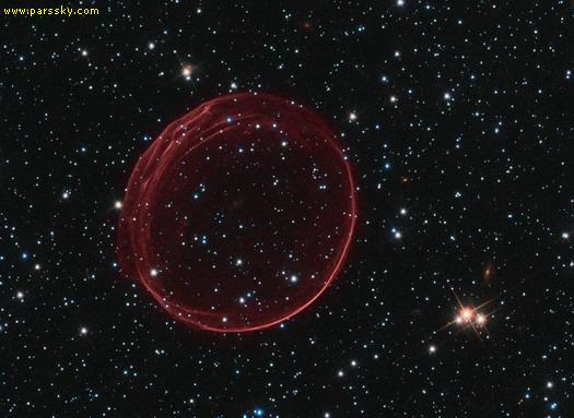 تلسکوپ فضایی هابل حلقه‌ای زیبا از گاز را در فضا به تصویر کشیده که حاصل موج ضربه‌ای انفجار ابرنواختری ستاره‌ای در 400 سال پیش است و در ابر ماژلانی بزرگ، یکی از قمرهای کهکشان راه‌شیری واقع شده است.