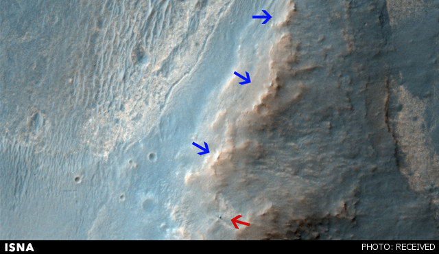 تصویر جدید ارسالی از یک دوربین تلسکوپی که حول مریخ می‌شود، کاوشگر «فرصت» ناسا را در حال فعالیت بر «پشته موری» (Murray Ridge) و بدون وجود هیچ دهانه برخوردی در مجاورت آن به نمایش می‌گذارد.