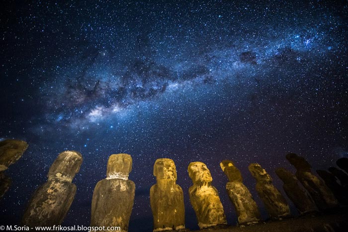 تصویری از مجسمه های سنگی جزیره ایستر در زیر کهکشان راه شیری