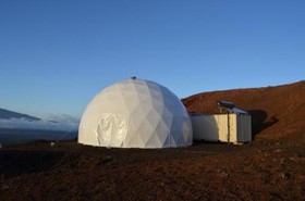 در ماموریت آزمایشی ناسا، شش نفر در داخل ساختمان گنبدی‌شکل وینیلی سفیدرنگ واقع در هاوایی مستقر شدند تا آزمایشات هشت ماهه بر روی بهداشت روانی آن‌ها در طول سفرشان به مریخ اجرا شود.
