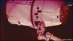 نخستین فضاپیمای بخش خصوصی در آمریکا به ایستگاه بین المللی فضایی، آی اس اس، ملحق شده است.
