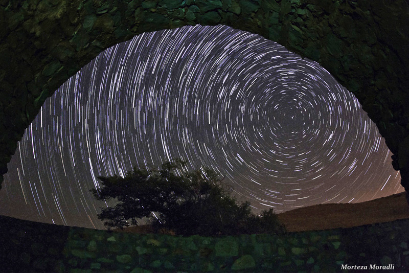 نمایی از حرکت دایره وار ستارگان شمال آسمان به دور ستاره قطبی از داخل چهار طاقی نویس در روستای نویس در قاهان