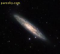 کهکشان مارپیچ NGC 253  یکی از درخشان ترین و در عین حال یکی از پر غبار ترین کهکشان ها در آسمان است. تمام این کهکشان به کمک تلسکوپ بسیار بزرگ (VLT) با طول موج های نزدیک به فروسرخ گرفته شده.