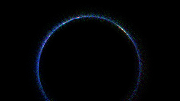 تصویر جدید ناسا از سیاره کوتوله پلوتو که توسط فضاپیمای نیوهورایزنز در ماه ژوئیه ثبت شده، حلقه آبی‌رنگ جو سیاره را در نور مادون قرمز نمایش داده است.
