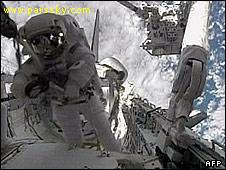 فضانوردان شاتل اندور اولین راهپیمایی فضایی خود را در ایستگاه بین المللی فضایی انجام دادند.
