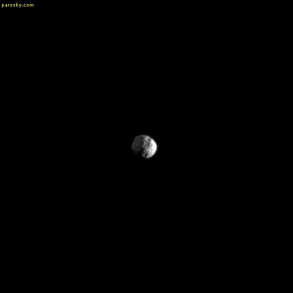 تصویر فوق قمر کوچک زحل ، ژانوس را نشان می دهد که توسط فضاپیمای کاسینی گرفته شده است.در اینجا ژانوس علاوه بر نور خورشید  توسط نور زحل نیز روشن شده است.