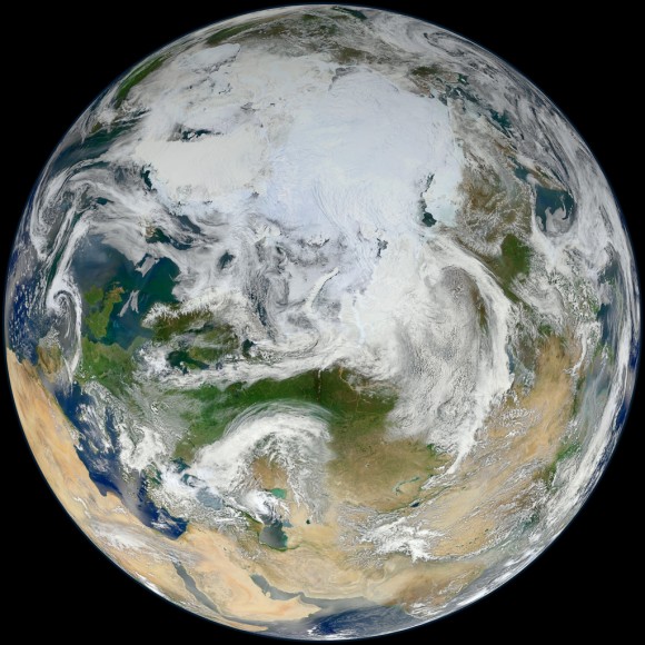 این تصویر آخرین تصویر زمین از دید Suomi NPP ماهواره ای که ناسا آن را بر فراز قطب شمال قرار داده است. این عکس که در طول 15 مدار جغرافیایی گرفته شده و چگونگی فرا گرفته شدن قطب شمال توسط یخ ها و قطب ها را نشان می دهد