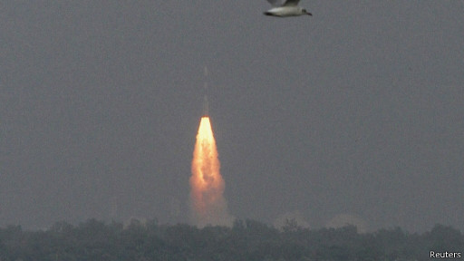 سازمان تحقیقات فضایی هند روز سه شنبه ۱۴ آبان (۵ نوامبر) اعلام کرد که یک مدارگرد ساخت خود را برای انجام ماموریت تحقیقاتی به سوی سیاره مریخ پرتاب کرده است.این سفینه مسافتی حدود هفتصد میلیون کیلومتر را ظرف سیصد روز آینده طی خواهد کرد و سپس در مدار کره م