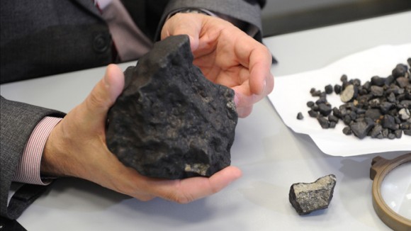 با این‌که دو هفته از انفجار شها‌ب‌واره‌ی‌ چلیابیسک روسیه می‌گذرد دانشمندان و شکارچیان شهاب‌سنگ برای پیدا کردن قطعات به زمین رسیده با یکدیگر رقابت می‌کنند. تاکنون بیش از صد خرده سنگ پیدا شده‌است.