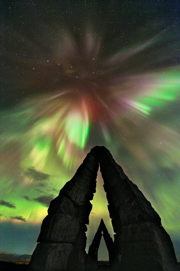 این تصویر که توسط استفان وتر گرفته شده است انفجار رنگارنگ شفق قطبی را نشان میدهد.