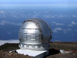 تلسکوپ بزرگ جزیره قناری بر روی قله ی آتشفشانی در ارتفاع 2267 متر بالاتر از سطح دریا به مدت هفت سال و با هزینه 130 میلیون یورو معادل حدودا 500 میلیارد تومان ساخته شده است.
