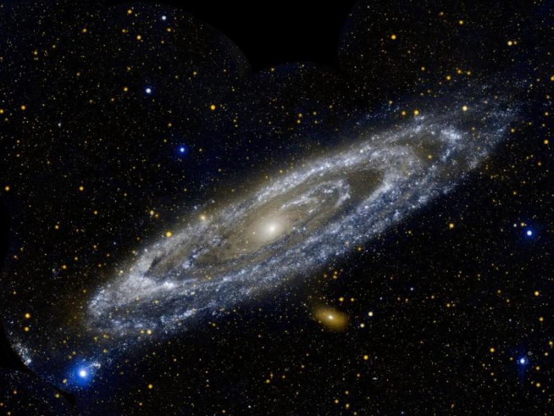 مانند مدل منظومه‌ی شمسی، قمرهای کهکشانی آندرومدا هم در صفحه‌ای باریک اما با مقیاسی 900 برابر منظومه‌ی شمسی به دور این کهکشان می‌گردند.

