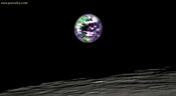 
تصویر فوق را بنگرید ، کمی نا واضح است اما باید این نکته را در نظر داشت که دوربین تصویر برداری چاندرایان به منظور تصویربرداری از سطح ماه از فاصله 200 کیلومتری تهیه شده نه کره زمین در فاصله 360000 کیلومتری !