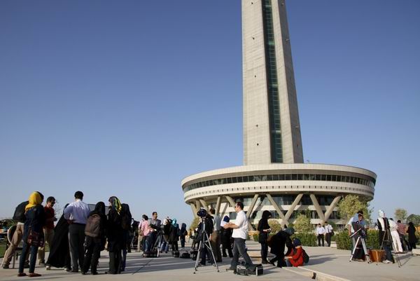 برج میلاد تهران  در هفدهم خرداد میزبان گروه های پرشمار نجومی و علاقمندان رصد گذر زهره بود.
