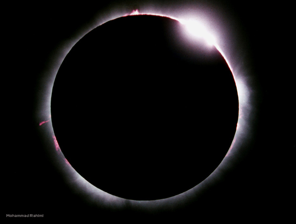 خورشید گرفتگی مرکب ( حلقوی-کامل) 3 نوامبر 2013 - 12 آبان ماه 1392 در قسمت های زیادی از جهان به وقوع میپیوندد.