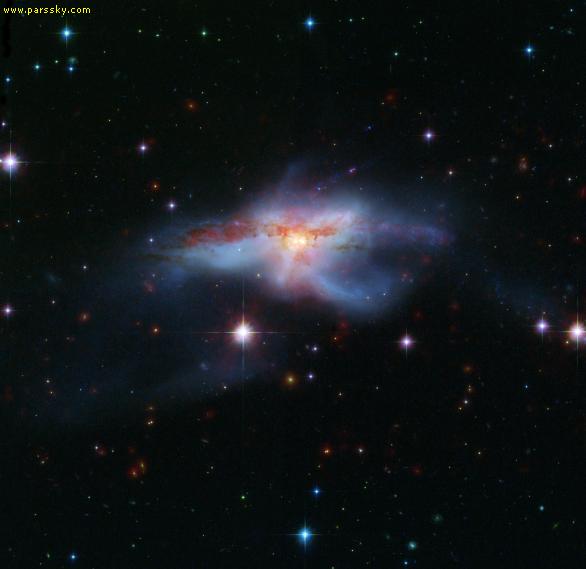این تصویر ، یک جفت کهکشان برخوردی با نام NGC 6240   و تحول آنها را پیش از برخورد و تبدیل به یک کهکشان واحد نشان می دهد.برخورد این دو کهکشان در ساختار ظاهری هریک تأثیری بسزا گذاشته است و مقادیر عظیمی گرما ایجاد کرده که NGC 6240  را به یک کهکشان فعال ف
