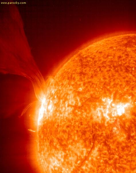 این تصویر که در 15 مه 2001 گرفته شده است یک زبانه ی وسیع خورشیدی را نشان می دهد .