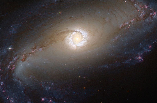 تلسکوپ فضایی هابل به تازگی تصویری حیرت‌انگیز از حلقه‌ی درخشانِ در حال ستاره‌سازی پیرامون قلب کهکشان مارپیچی میله‌ای NGC 1097 ثبت کرده است.