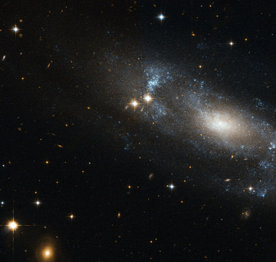 به‌تازگی تلسکوپ فضایی هابل٬‌ کهکشانی مارپیچی شکار کرده است که ستاره‌ها در آن به صورت نامنظم و پراکنده قرار گرفته‌اند.
