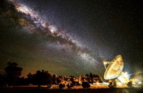 تصویری از سیاره ناهید در حال عبور از برابر خورشید بر فراز دریای سیاه در رومانی و ابرهای کیهانی گازی سرخ رنگ که شکل‌گیری ستارگان در کهکشانهای دور را نمایش داده‌اند، از جمله تصاویر جالبی هستند که برای رقابت عکاس نجومی سال 2013 ارسال شده‌اند.