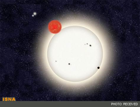تیم تحقیقاتی دانشگاه ییل با همکاری دو منجم آماتور آمریکایی موفق به کشف سیاره ای دور دست شده اند که در نخستین سیستم خورشیدی با چهار ستاره قرار دارد.