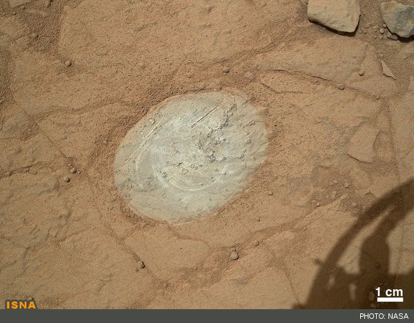 جدیدترین تصویر «کنجکاوی» نشان‌دهنده یک تکه سنگ مریخی تمیز شده است که برای اولین بار توسط برس سیمی این کاوشگر در روز شش ژانویه (17 دی) انجام شده است.