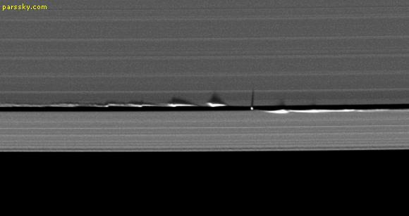 فضاپیمای کاسینی تصاویری از ساختارهای عمودی در حلقه های زحل ثبت کرد که ناشی از تأثیرات گرانشی قمر کوچکی در نزدیکی این سیاره می باشد.این نخستین باری است که چنین ساختارهایی در حلقه های ششمین سیاره منظومه شمسی مشاهده می شوند.ارتفاع آنها چندین کیلومتر است