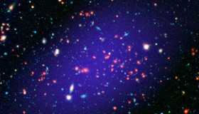 ستاره‌شناسان موفق به کشف یک خوشه غول‌پیکر کهکشانی در بخش دورافتاده‌ای از جهان شده‌اند که نام بزرگترین ساختار کشف شده در چنین فاصله‌ای را از آن خود کرده است.
