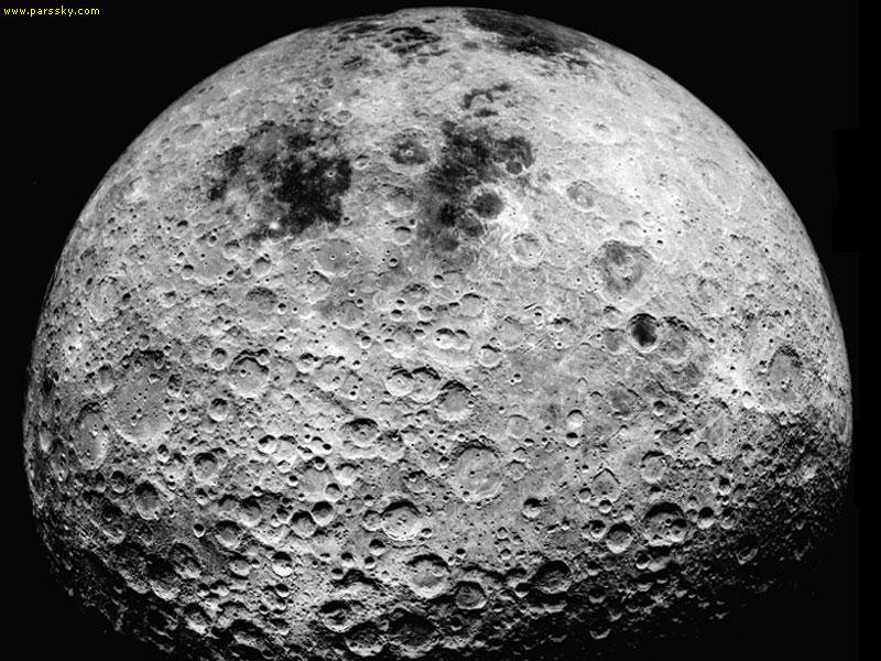 مي دانيم كه همواره يك سمت ماه  رو به زمین است .اما به نظر مي رسد كه  بیلیونها سال پیش شرايط متفاوت بوده باشد.با تجزیه و تحلیل رایانه ای داده ها و دهانه هاي ماه این نتیجه حاصل شده است که قسمت تاریک ماه ممکن است زمانی رو به زمین بوده باشد.