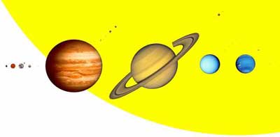 جرم آسماني است كه به دور جسم بسيار بزرگي مي‌گردد. سيارات منظومه‌ي شمسي قمرهاي طبيعي خورشيد هستند و ماه‌ها اقمار طبيعي سيارات هستند. قمرهاي مصنوعي هم براي تحقيق، رصد و ارتباطات، توليد و به مدار زمين يا يك سياره و يا يك قمر طبيعي پرتاب مي‌شود.
