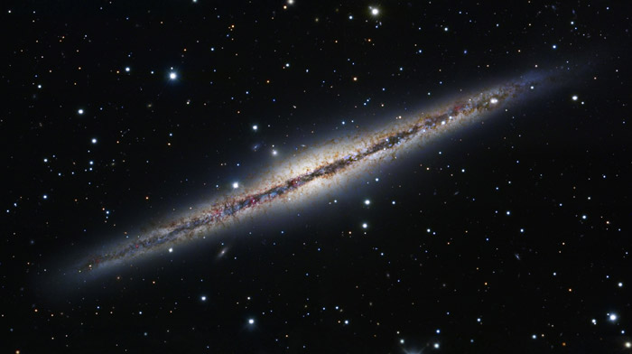 کهکشان NGC891 با وسعتی حدود 100 هزار سال نوری بسیار شبیه به کهکشان راه شیری میباشد .