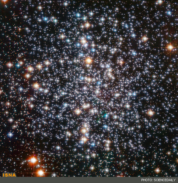 تصوير درخشان تلسكوپ فضايي هابل ناسا به نمايش مركز خوشه كروي M4 پرداخته كه از ميان چندين كره درخشان سماوي كه هر كدام يك كوره عظيم هسته‌اي هستند، شكار شده است.