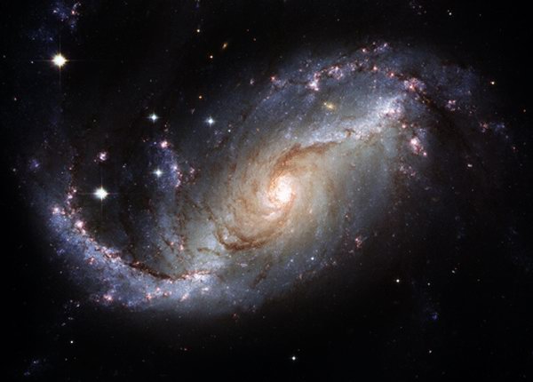 این کهکشان مارپیچی که از صور فلکی جنوبی میباشد در صورت فکلی ماهی زرین قرار دارد.در این تصویر یکی از بازوهای بزرگ این کهکشان ،مرکز تشکیل و تولد ستاره های جدید میباشد.