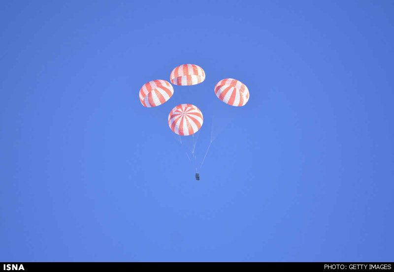 شرکت اسپیس‌ایکس با موفقیت توانست چترهای نجاتی را که بر روی فضاپیمای دراگون به منظور بازگرداندن مسافران انسانی به زمین مورد استفاده قرار خواهند گرفت، آزمایش کند.