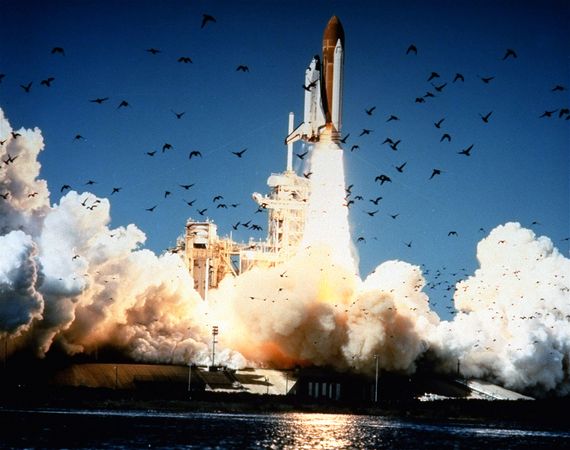 دومین رویداد تلخ در برنامه‌های فضایی به ۲۷ سال پیش برمی‌گردد: ۲۸ ژانویه سال ۱۹۸۶ روزی که شاتل چلنجر فقط ۷۳ ثانیه پس از آغاز پرواز، جلوی چشم هزاران نفر منفجر شد. 

