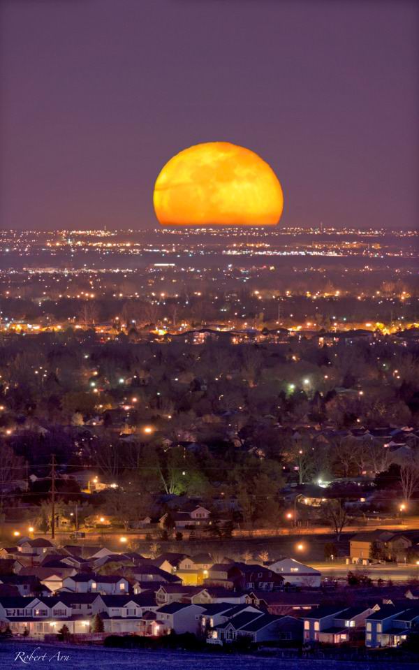 مشب ماه در نزدیکترین نقطه یا به اصطلاح در حضیض میباشد. ما امشب شاهد بزرگترین ماه در سال 2012 هستیم .ماه امشب 14%بزرگتر و 30%روشن تر از هر ماه بدری در این سال است.