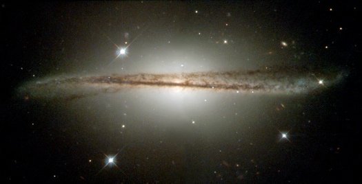 گروه میراث هابل موفق شدند تا در تصویر کم‌نظیر، ساختار تاب‌دار کهکشان مارپیچی ESO 510-13 را به تصویر بکشند؛ ساختاری که ظاهرا ناشی از برخورد کهکشانی است و صفحه تاب برداشته کهکشان جلب توجه می‌کند.
