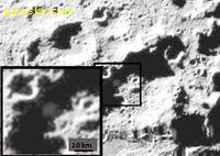 بنا بر اعلام تیم تحقیقاتی  LCROSS،این تیم در ادامه ماموریت برخورد با ماه ( 9 اکتبر 2009) موفق به کشف آب در محدوده دهانه  Cabeus  یعنی در نزدیکی قطب جنوب ماه و جایی که از سایه دائمی برخوردار است شده است.
